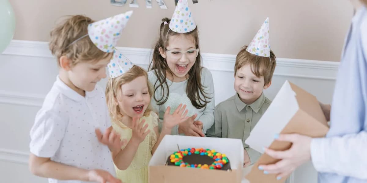 Montar una sweet table con tarta y cupcakes