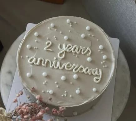 Tarta vintage redonda en crema con letras a mano y puntos de buttercream, LittleCakesNL Róterdam