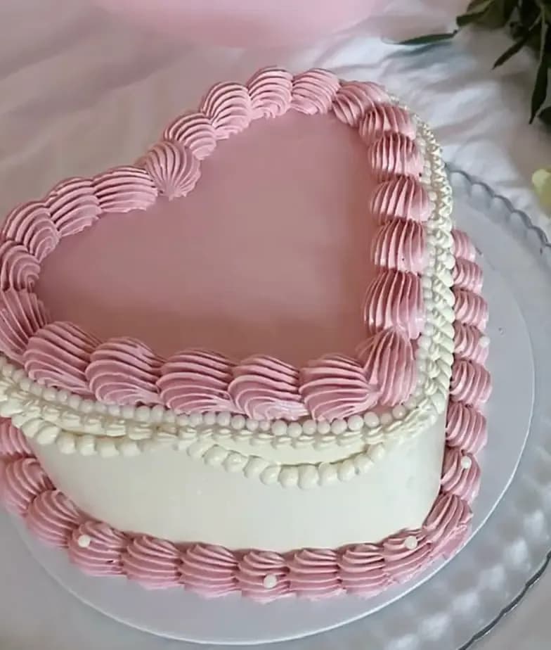 Tarta vintage con boquilla de concha rosa y borde de perlas, hecha por LittleCakesNL en Róterdam