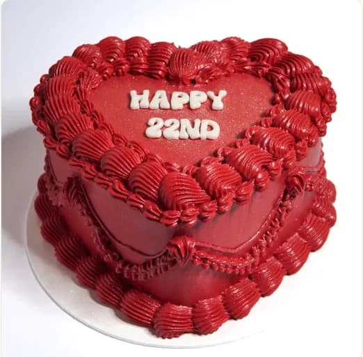 Tarta vintage roja con forma de corazón y boquilla de concha, hecha por LittleCakesNL en Róterdam