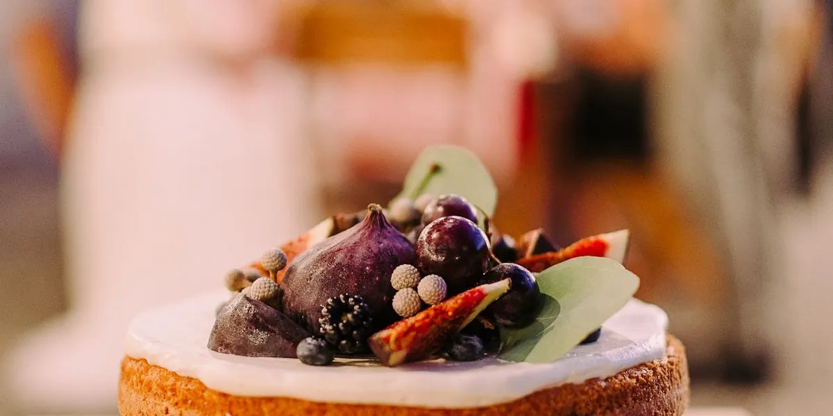 Naked cake and semi-naked buttercream cake